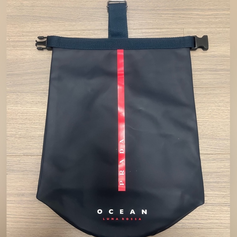 Prada Luna Rossa Ocean Navy and Red Sailing Bag. Waterproof. New in Dust Bag - Picture 5 of 10